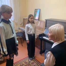 Преподаватели нашего колледжа, во главе с директором, посетили детскую школу искусств в городе Первомайск, Луганской народной республики.