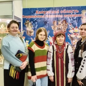 Наши студенты представляют традиционные промыслы Калужского края на выставке «Ладья. Зимняя сказка» в Москве.