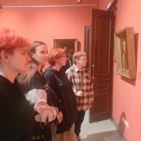 🖼🖌Cтуденты колледжа, несмотря на предсессионную загруженность, посетили открытие выставки «Портреты 18 века» в галерее на ул. Ленина, 103.