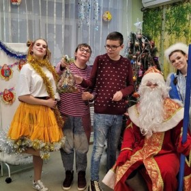❄️☃️20 декабря студенты 3 курсаспециальности СКД подготовили и провели новогоднее представление "Дарите добрые игрушки" для детей санатория Калуга Бор.