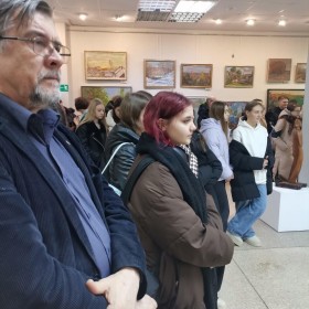 ⚡Студенты колледжа культуры поздравили калужских художников с открытием выставки в центральном выставочном зале.