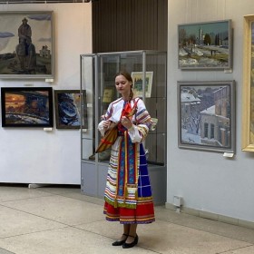 ⚡Студенты колледжа культуры поздравили калужских художников с открытием выставки в центральном выставочном зале.