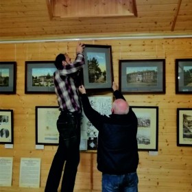 В МВЦ  "Сергиев скит" появились новые экспонаты! Одно из них — панно, созданное нашими талантливыми студентами, которое было продано на акции "Белый цветок".