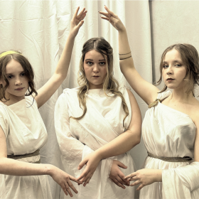 Погружение в мир Древней Греции: исследование костюмов