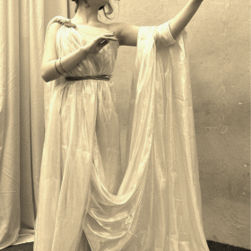 Погружение в мир Древней Греции: исследование костюмов