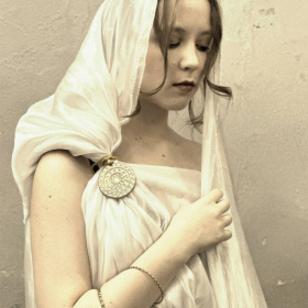 Погружение в мир Древней Греции: исследование костюмов