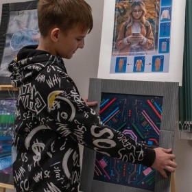 Творческий проект в рамках Десятилетия науки и технологий, исследующий визуальные образы и метафоры, связанные с ИИ.