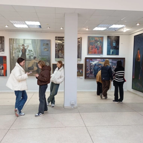 Наши студенты 2‑го и 3‑го курсов вместе с преподавателем Павлом Бескорсым посетили выставку «Четверть века»