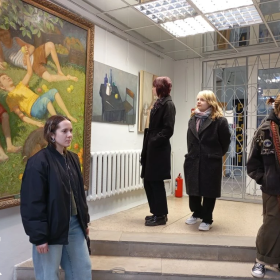 Наши студенты 2‑го и 3‑го курсов вместе с преподавателем Павлом Бескорсым посетили выставку «Четверть века»