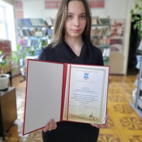 Студентка Калужского областного колледжа культуры и искусств Смирнова Виктория награждена Почетной грамотой управления делами Городского головы города Калуги.